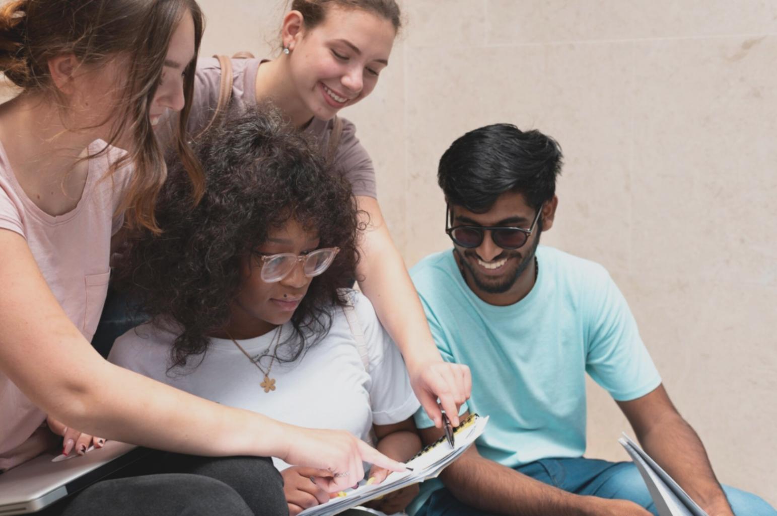 Équipe d'experts en planification budgétaire analysant des données financières