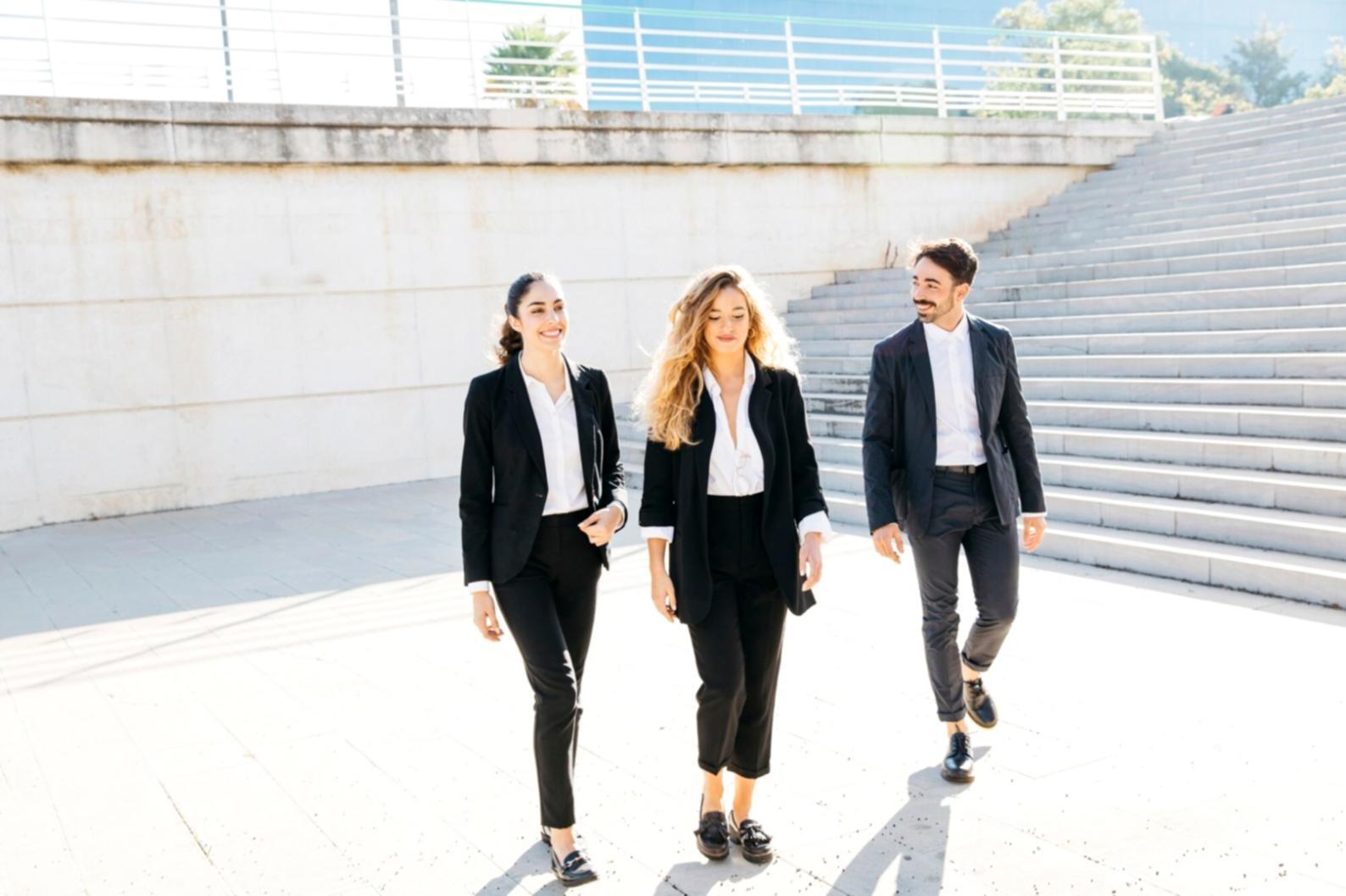 Session de consultation budgétaire avec documents et calculatrice